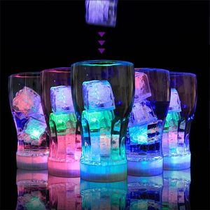 Cubos de hielo LED Luces nocturnas brillantes Fiesta Diamante rosa Forma de corazón Luz de flash Luminoso Festival de bodas de neón Bar de Navidad Decoración de copas de vino