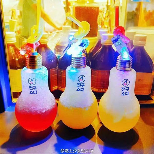 Bombilla de luz LED Botella de agua Botellas de jugo de leche de plástico Taza de bebida desechable a prueba de fugas con tapa Vasos creativos al por mayor WVT0435