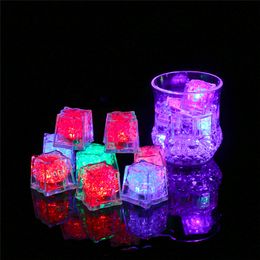 LED -licht Ice Cubes speelgoed Luminous Night Lamp Party Bar Wedding Cup Decoratie Shining Ice Cube in Water Kleurrijke flitsende ICES