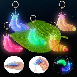 LED Light Sticks 5 stks Fidget Slug Sleutelhanger Glow in Dark 3D Multicolor Slak Sensorische Lichtgevende Slug Articulerende Stim Speelgoed voor Relief Anti-Angst 230710