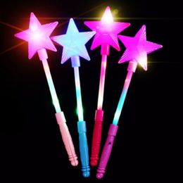 Bastoncini luminosi a LED Lampeggiante Regalo per bambini Giocattolo Incandescente Fata Pentagramma Flash Stick Si illumina Glow Magic Star Bacchetta Party Concerto Natale Halloween 230605