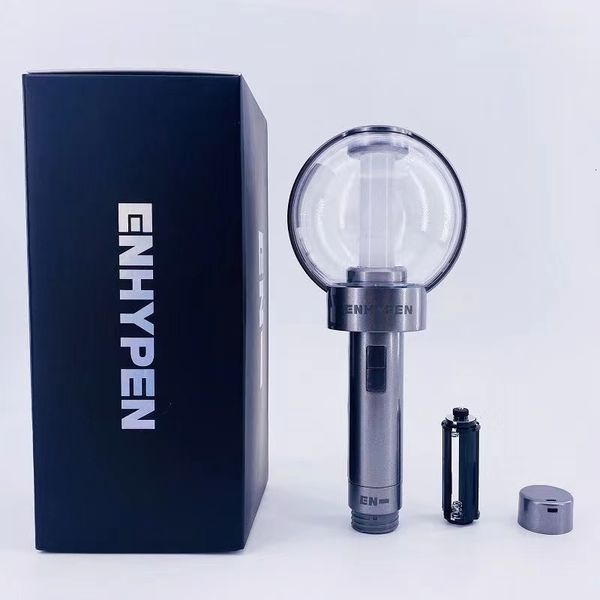 Palos de luz LED Kpop ENHYPEN Lightstick con ventilador de concierto Bluetooth Luz de mano Color ajustable Cheering Stick Glow Lamp Fan Collection Juguete de regalo 230720