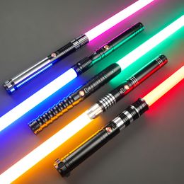 Bâtons lumineux LED LGT Saberstudio Metal Hilt Force Heavy Dueling Light Saber Changement de couleur infini avec 34 polices sonores Sensitive Smooth Swing 230606