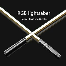 Bâtons Lumineux LED RVB Métal Sabre Laser Épée Sabre De Luz FOC Rave Arme Duel Clignotant Jouet 7 Changement De Couleur Kpop Lightstick 230606