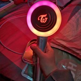 Palos de luz LED Twice Lightstick Toys Momo Jihyo Nayeon Sana Regalos Bluetooth Equipo coreano Candy Bong Stick Intermitente Kpop 230713