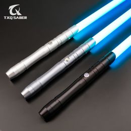 Palos de luz LED TXQSABER Sable de luz RGB Mango de metal 12 colores Force FX Saber para duelo pesado Doble conectado Láser Jedi Espada Cosplay Juguetes 230718