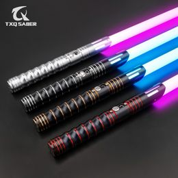 Bâtons Lumineux LED TXQSABER RVB Lightsaber Métal Hilt 12 Changement de Couleur et Sounfonts FOC Verrouillage Saber Cosplay Jouets Blaster Laser Swords 230718