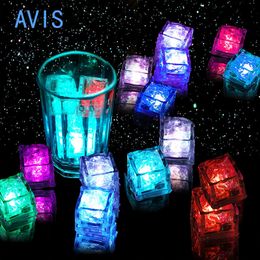 La lumière LED colle des glaçons 12pcs LED multicolores pour les boissons avec des lumières changeantes Cube clignotant rougeoyant réutilisable étanche 230705