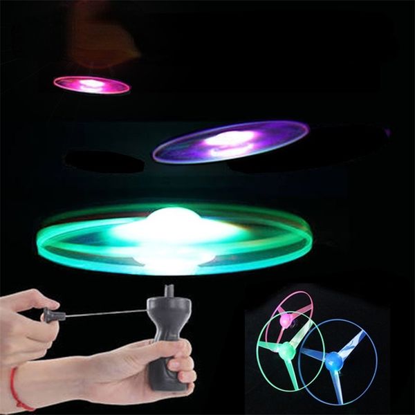 Iluminación LED Disco volador Hélice Helicóptero Juguetes Tirar Cadena Platillos voladores UFO Spinning Top Niños Juguetes al aire libre Juego divertido Deportes 220621