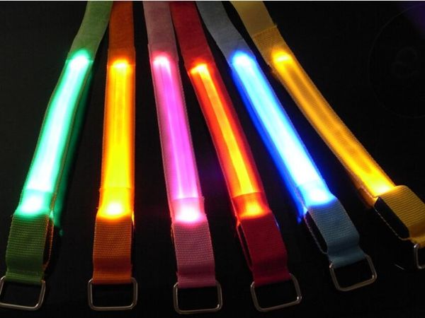 Bras lumineux LED avec bracelet de poignet d'éclairage de sport extérieur avec un seul bras flash peut être un bracelet de logo personnalisé NO2020