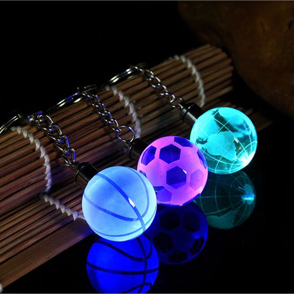 Nouveauté éclairage LED veilleuse cristal boucle Football basket-ball terre porte-clés pour la coupe du monde anniversaire Souvenir Graduation cadeau