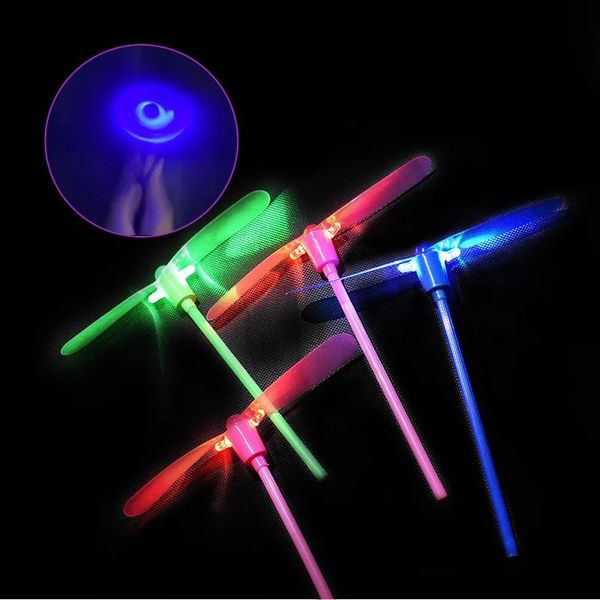 Led Rave Toy 110 pièces nouveauté LED foudre volant libellule en plastique bambou main Flash mouche enfants enfants cadeaux de plein air 231207