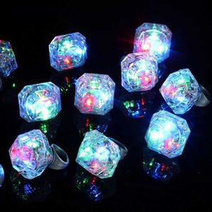 LED RAVE TOY 1PCS LED clignotant en diamant doigt Bague brillante légère Enfants Garçons filles Rave Wedding Party Birthday Toy Cadeaux 240410