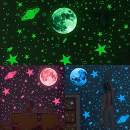 Led Rave Toy 435930pcs Lumineux 3D Star Moon Dot Stickers Muraux Glow in the Dark Enfants Chambre Plafond Décoration De La Maison Fluorescent 230531