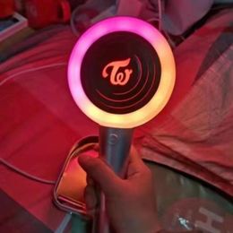 Led Rave Toy Twice Lightstick Toys Avec Momo Plush Dolls Gifts Ver.2 Bluetooth Équipe Coréenne CANDY BONG Z Stick Light Clignotant Kpop Lightstick 230417