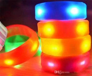 LED Rave Toy Voice Control Music Activation Music Bracelet LED Bracelet Éclairage Bracelet Bar de la boîte de nuit Disco Cheerleading Accesstes D240527