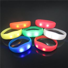 Pulseras de silicona LED Pulsera que brilla en la oscuridad Favor de fiesta Halloween Navidad Niños Adultos Juguetes LED