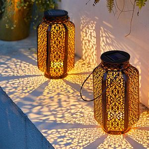 LED Solar Light Hangende lantaar Retro Iron Art Decoratieve vintage Pathway Lamp Outdoor Metal Hollow 240411