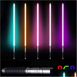 Épées / pistolets à LED Poignée en métal RVB Cosplay Sabre laser à double tranchant Épée laser 7 couleurs Changer le son et la lumière commutables pour les garçons Gir Dhuyp