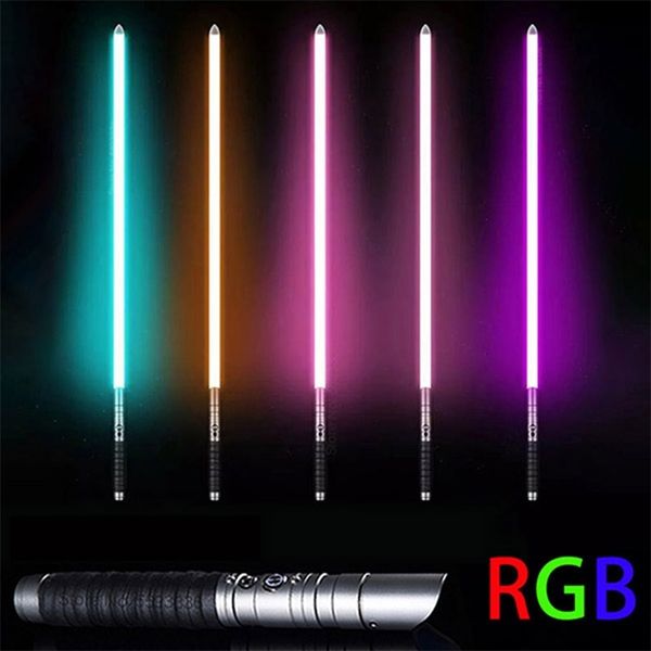 LED Épées / Pistolets Poignée en métal RVB Cosplay Sabre laser à double tranchant Épée laser 7 couleurs Changement de son et de lumière commutables pour garçons filles cadeau 220919