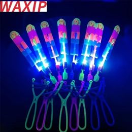 LED SwordsGuns 100 Stuks of 50 stuks Verbazingwekkend Licht Speelgoed Raket Helikopter Vliegende s Party Fun Gift Rubberen Band Katapult 220905