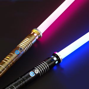 LED SwordsGuns Sabre Laser Métal RGB Laser Épée Jouets Light Saber 7 Changement de Couleur Enfants Soundfonts Force FX FOC Blaster Jedi Cadeau 230804