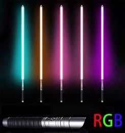 LED SwordsGuns Metalen handvat RGB Cosplay Tweesnijdend Lightsaber Laserzwaard 7 kleuren veranderen Schakelbaar geluid en licht voor jongens G9842574