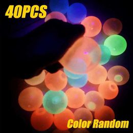 Juguetes LED 1-40pcs Descompresión Noche Glow Bounce Bola Presión de pared pegajosa