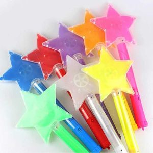 Toys LED Ice Toys flash avec des bras barbelés brillants S Luminouscartoons Magical Stardust et Decoration of the Suns Shining Brilliant Bar Collier Q240524