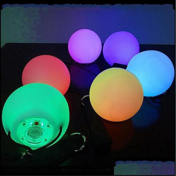 Juguetes con luces LED Regalos iluminados Whole-Pro Flashing Mti-Coloured Glow Poi Bolas lanzadas que se iluminan para accesorios de mano profesionales para danza del vientre