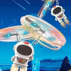Toys LED Suspendus Luminous Flying Robot astronaute Toy Airplane Handheld Drone Interaction et éclairage Toys extérieurs