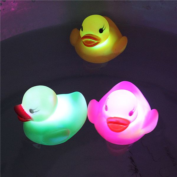 LED détection d'eau Luminescence flotteur de canard clignotant petit canard bébé bain jouer canard d'eau en gros