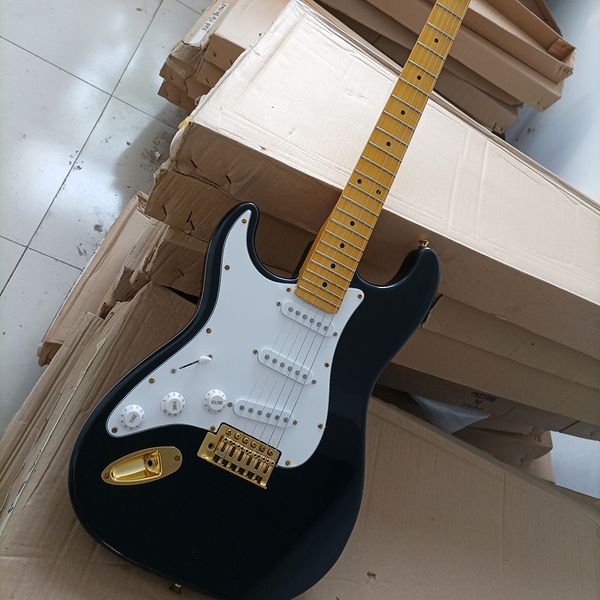 Guitarra eléctrica negra de 6 cuerdas para mano izquierda con golpeador blanco Pastillas SSS Diapasón de arce amarillo personalizable