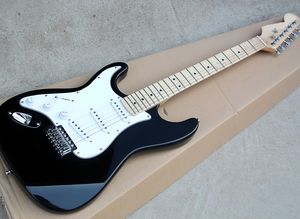 Linkshandige zwarte elektrische gitaar met esdoorn fretboard, witte slagplaat, witte SSS-pick-ups, kan worden aangepast als aanvraag