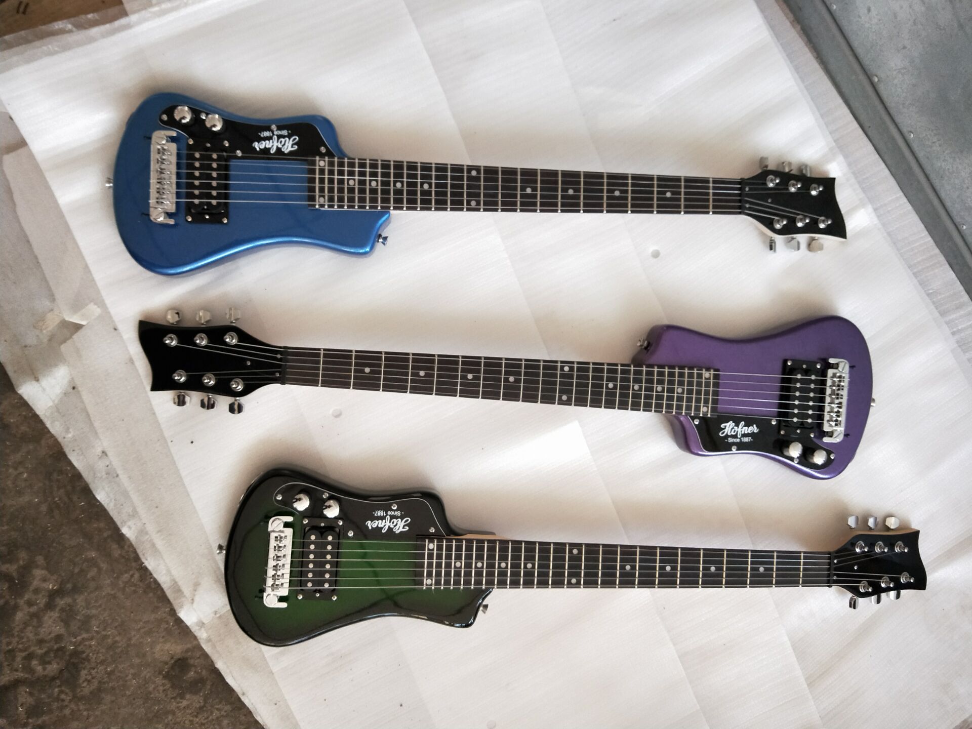 Linkshänder Multi Color Hof Shorty Travel Guitar Protable Mini E-Gitarre mit Baumwoll-Gig-Tasche, Warp-rotem Retround, Drop Shipping