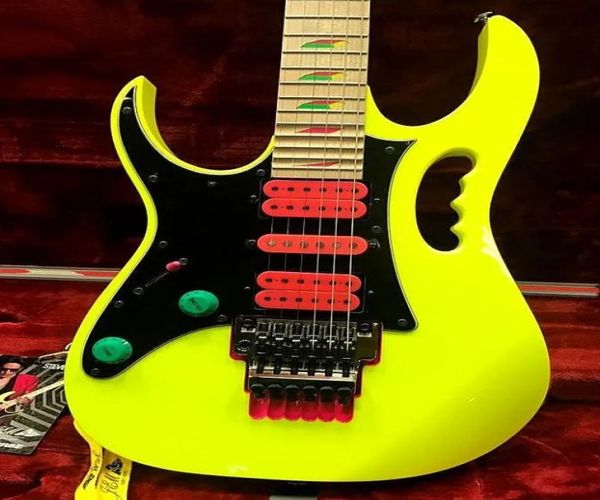 Guitare électrique jaune guitare électrique 30e anniversaire à gauche.