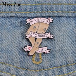 Been Kneuzing Club Emaille Pins Custom Roze Banner Broches Revers Badges Cartoon Fun Lid Sieraden Cadeau voor Vrienden