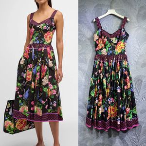 La robe de loisirs semble plus mince avec une grande balançoire, un imprimé floral à pois rouges, des bretelles de longueur moyenne pour les vacances, une robe en pur coton