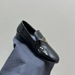 Zapatos de vestir de diseñador de lujo redondos de ocio con tacones planos Triángulo de cuero clásico Hebilla de metal Decoración Zapato para caminar Mocasines de moda para mujer