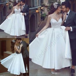 Longueur Ligne satin une robe vintage Spaghetti Spaghetti Strapped Crystal appliquée Country Mariage Mariage Bridal Bridal Nkle PPLIQUE
