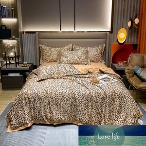 Leopard Imprime glace en soie d'été Bare Sleepin Som Air Climage Duvette Summer Blanket Thin Four Piece Set