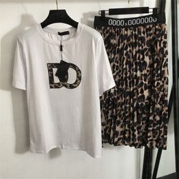 Leopardo Faldas plisadas con estampado Camisetas de manga corta Traje informal