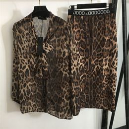 Camisas con estampado de leopardo, Tops, vestido de mujer de dos piezas, cárdigan Sexy de lujo con correas y letras, faldas de cintura alta, conjuntos de 2 uds.