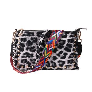 Leopard Rivet Crossbody Bag 25pcs / Lot EE. UU. Almacén local PU Bolsas de mensajero con hombro de guitarra Diseño personalizado Monedero de mujer al aire libre Bolso de fin de semana durante la noche DOMIL1718