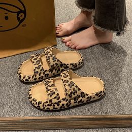 Leopard Soft Sole Pillow Slippers voor vrouwen Dubbele gesp dik platform Cloud Sandalen Sandalen Vrouw Zomer NonSlip Flip Flops 240415