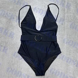 Traje de baño con insignia de letra, traje de baño de una pieza con cuello en V negro, traje de baño de moda para mujer