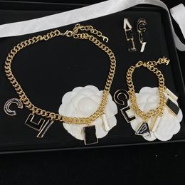 Lettre boucles d'oreilles Bracelet chaîne collier ensembles de bijoux concepteur amant collier Bracelet à breloques boucles d'oreilles pour femme cadeau