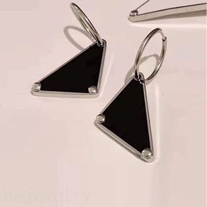 Lettre boucles d'oreilles punk stud designer de boucles d'oreilles de luxe pour les femmes émaux triangles ohrringe clip jeunes plaqués alliage argenté boucles d'oreilles pendantes belle ZB044 F23