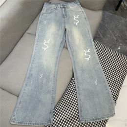 Lettre broderie jeans pantalon pour femmes en mode de mode.
