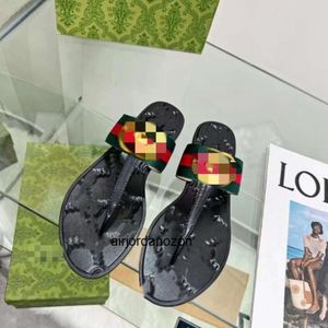 Lettre plate sandales d'été féminine noire européen gare en métal tongs mous de bas de bas à orteil ouvert tople